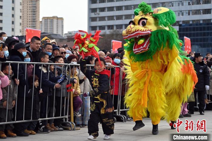图为社火表演　中新社记者　九美旦增　摄