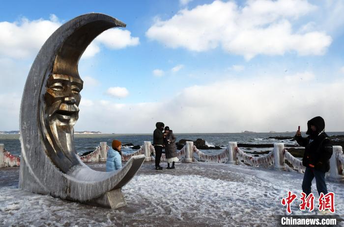 烟台海滨现冰凌景观游客打卡“冰雪世界”