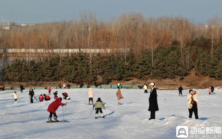 2月3日下午，日照浮来青滑雪场闭场前，游客仍络绎不绝。