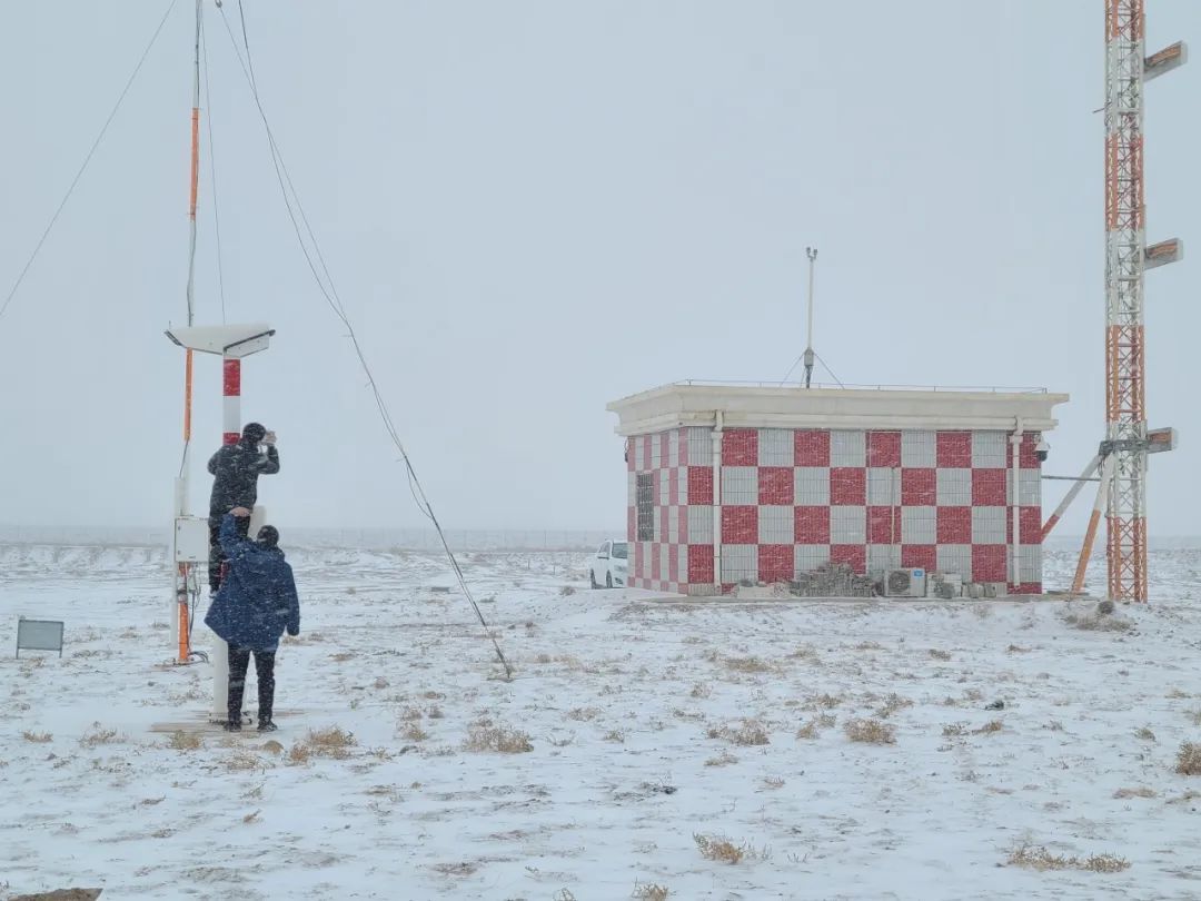 张掖机场航管中心工作人员在降雪期间进行航管设备设施维护　马赛红　摄