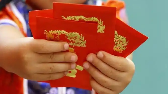 7岁外甥女偷偷给单身小姨塞压岁钱：你收下吧，又没钱又没对象的