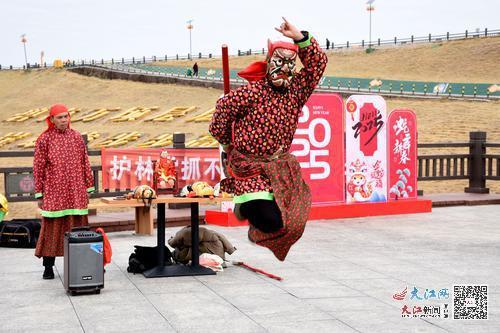 1月30日，抚州市南丰县一景区内，傩师们正在跳傩。大江网视觉江西袁荣生摄