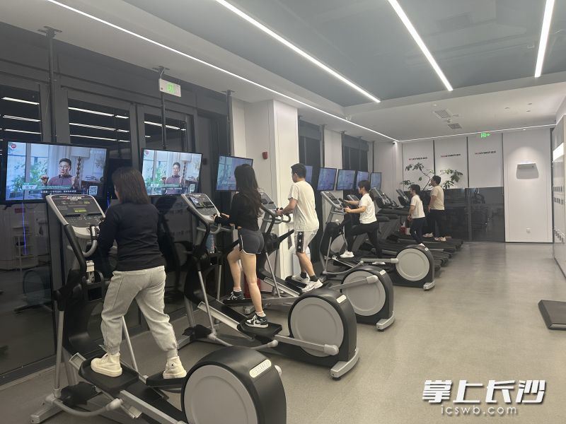 WEGYMER健萌（三湘南湖店）里，几名健身房会员正在运动器械上挥汗如雨。 长沙晚报全媒体记者 范宏欢 摄