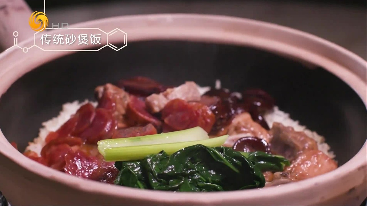 传统砂煲饭：米饭被油脂紧紧包裹，底部金黄酥脆的锅巴简直是灵魂所在