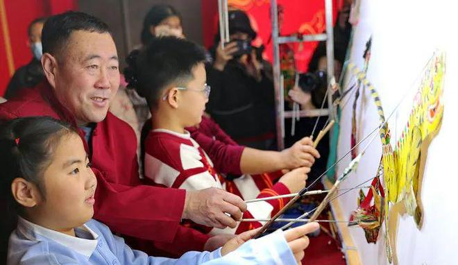 民间艺人在秦皇岛博物馆带领小朋友体验皮影。曹建雄 摄