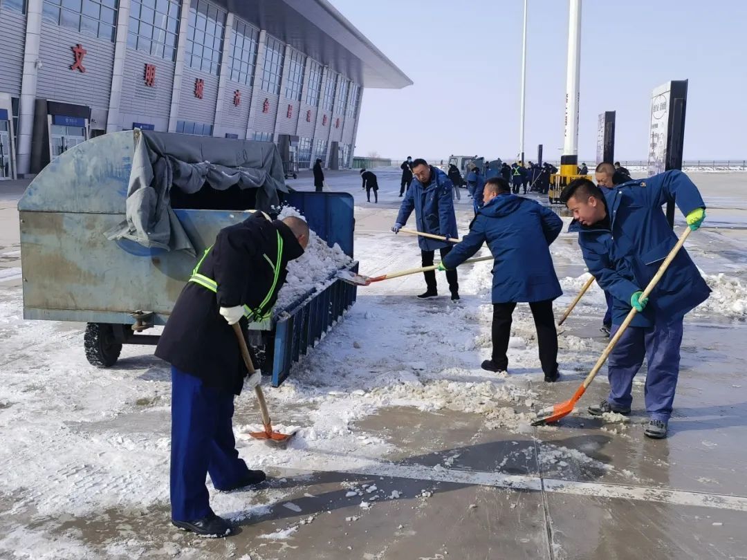 金昌机场地服人员清理机坪道面积雪　柴作帅　摄