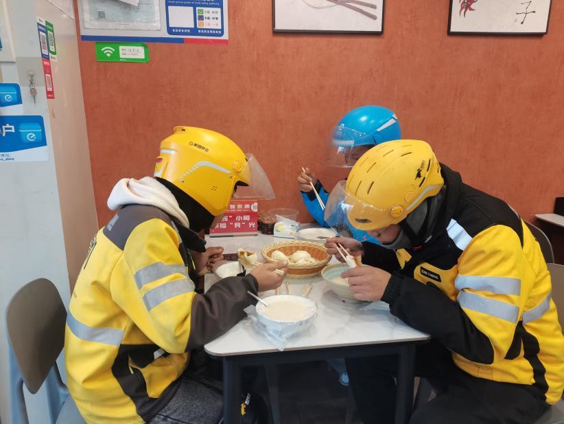 (莲湖区红庙坡街道红辉社区“‘辉’小哥幸福‘食’光”助餐点,江红摄)