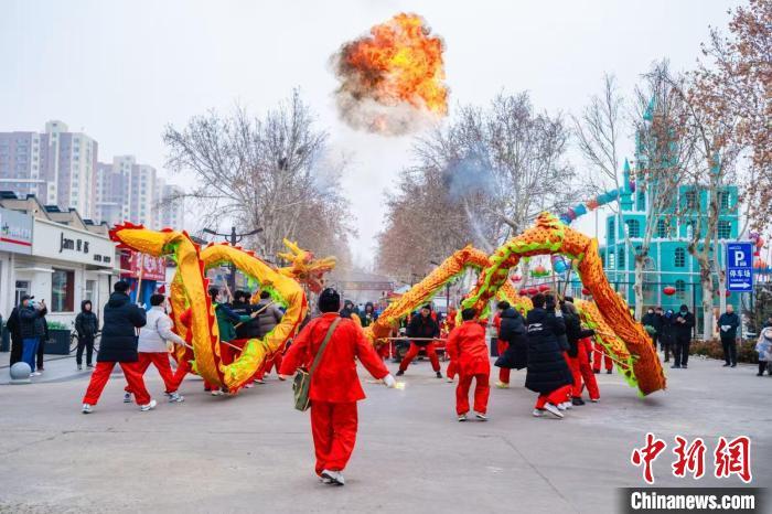 图为临清龙灯表演。何新华 摄