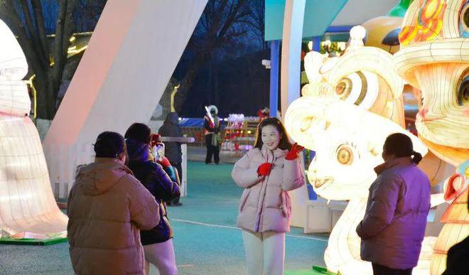 游客在2025北戴河第十一届集发新春灯会拍照打卡。宋硕 摄