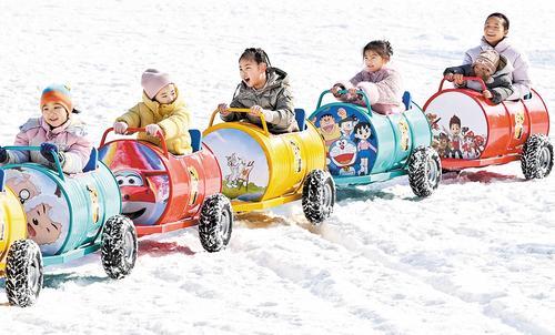2月2日,廊坊市永清县停云谷国际文化艺术小镇,小朋友在戏雪乐园乘坐雪地小火车。本报记者赵永辉摄