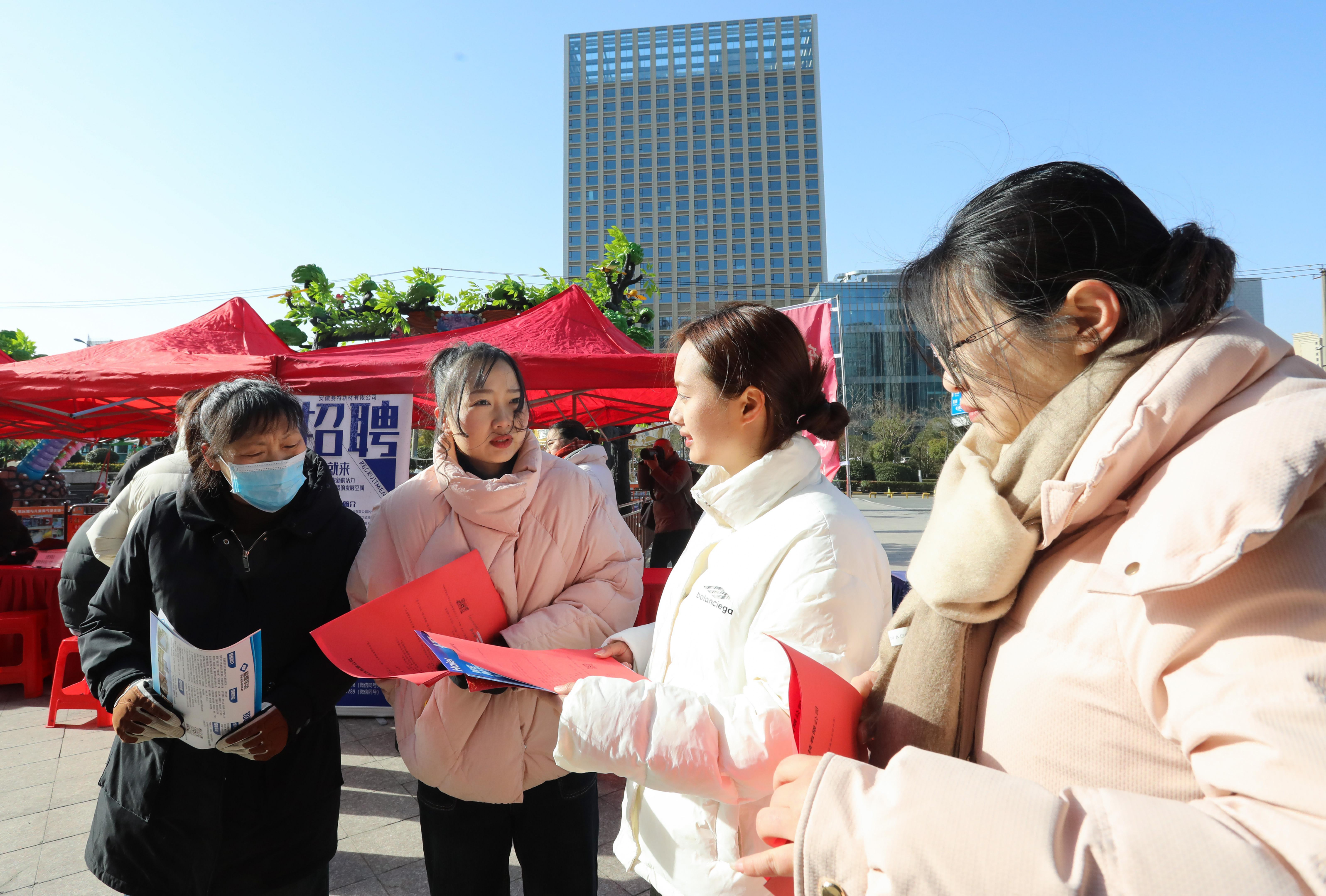 (图为:2025年2月7日,在安徽省合肥市肥西县上派镇名邦广场,用人单位工作人员向求职者介绍招聘岗位信息。)