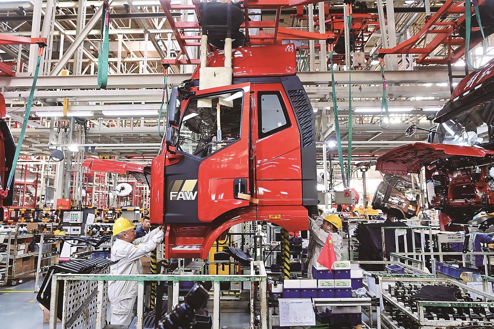 春节假期结束,一汽解放卡车厂总装车间里,工人们干劲十足、全力生产,力争在新的一年开好局、起好步。 本报记者 石雷 摄