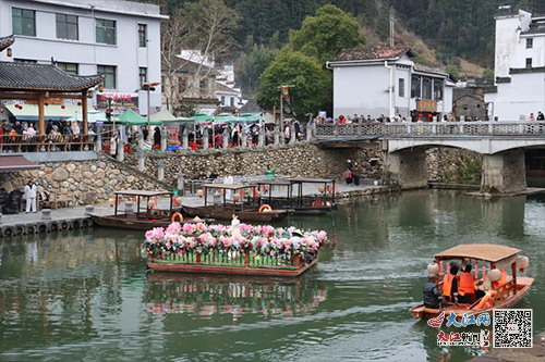 瑶里古镇花船吸引游客目光（景德镇市文旅局 供图）