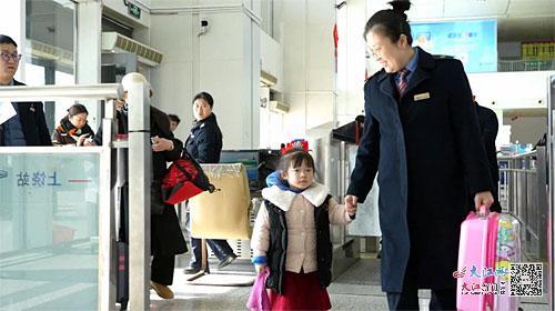 洪亞俐貼心幫旅客帶娃