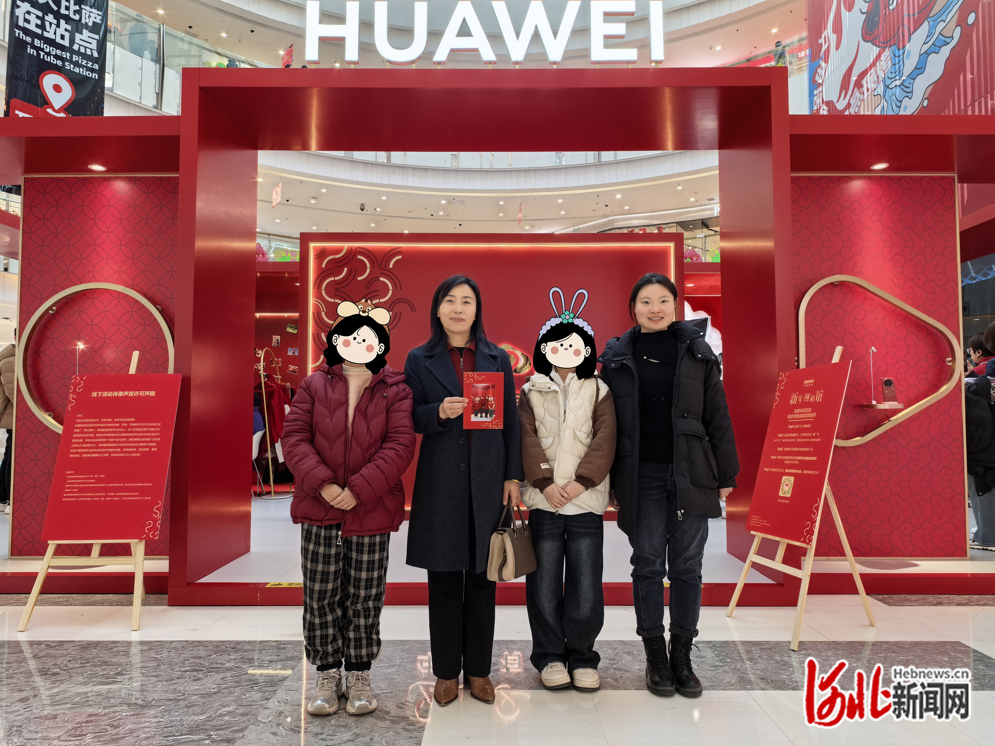 王卫利（左二）与三个孩子的合影（张佳辛摄）