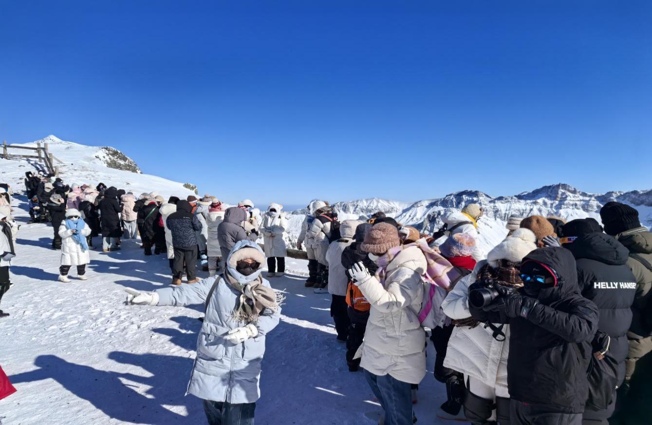 春节假期长白山景区游人入织。