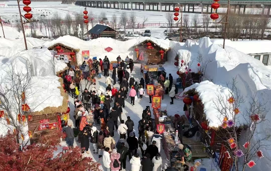 游客在白山雪谷市集过年。