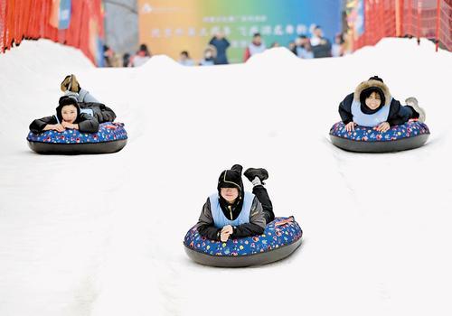日前,冰雪运动爱好者在北京延庆奥林匹克园区参加充满趣味的雪圈滑梯赛。北京日报记者 潘之望摄