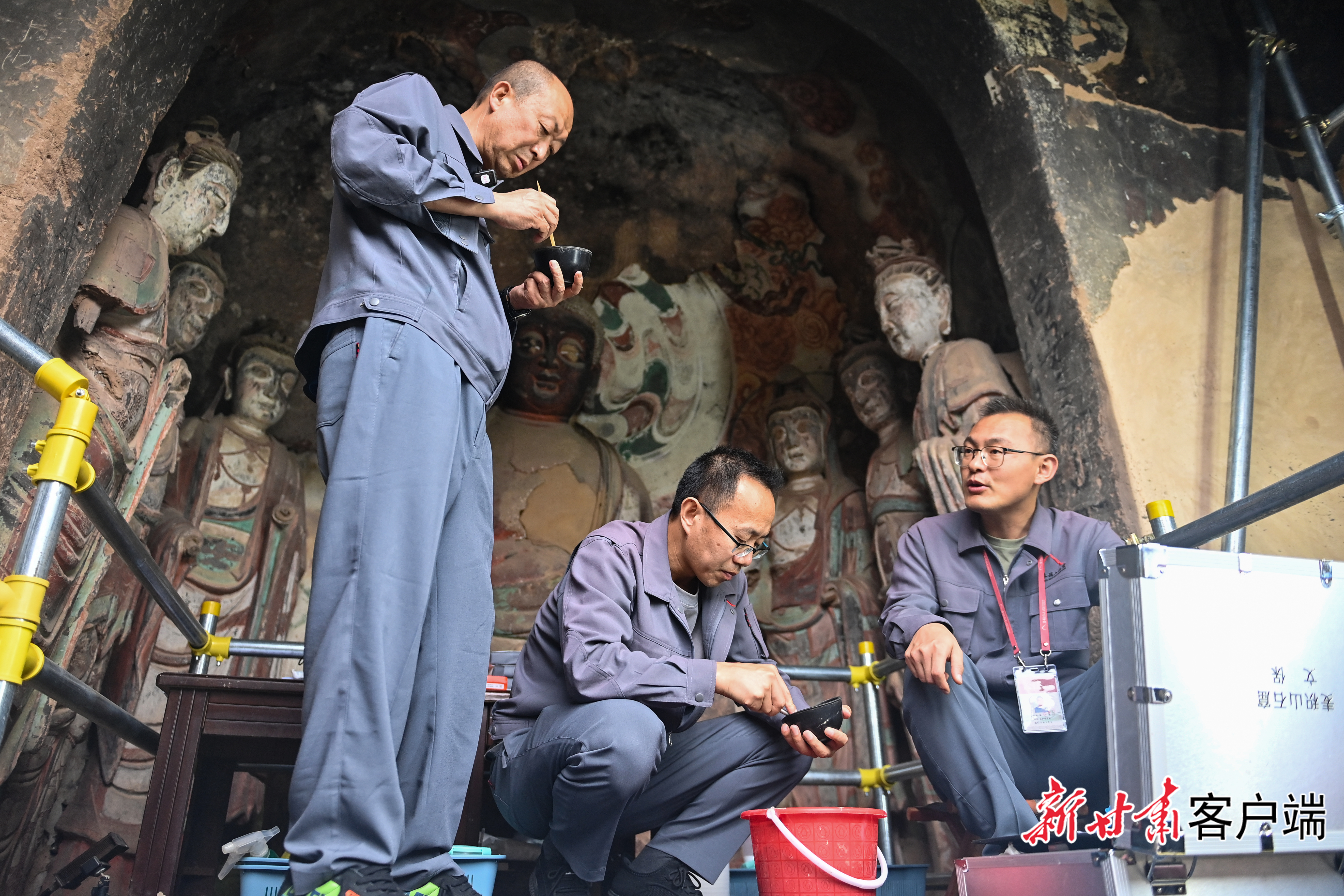 麦积山石窟艺术研究所保护研究室的工作人员正在30窟进行残损修复　新甘肃·甘肃日报记者　丁凯　摄