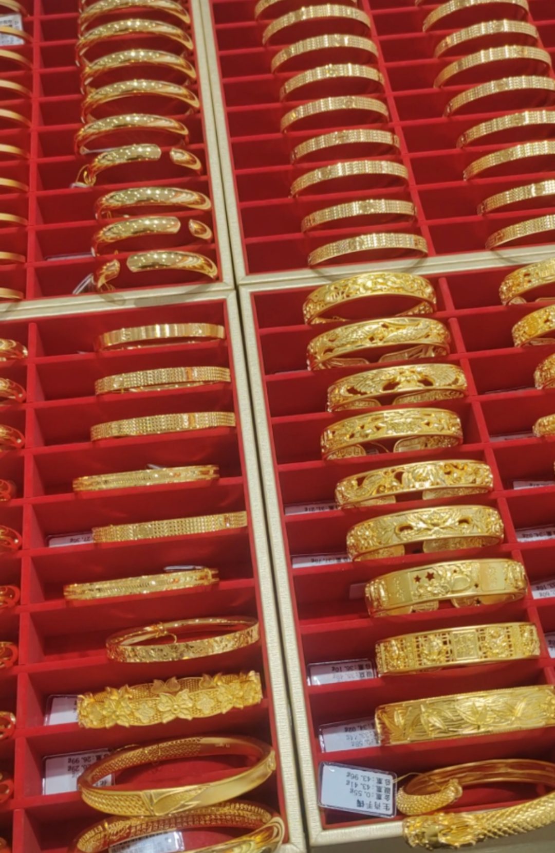 “金包银”饰品,外表上与足金手镯并无差别。(吴家明/摄)