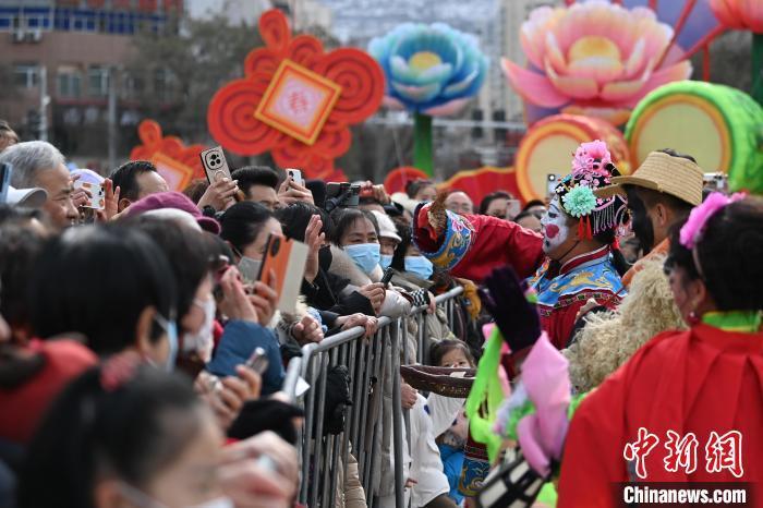 图为社火表演者与现场观众互动　中新社记者　九美旦增　摄