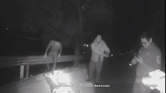 刺骨河水中，南昌一民警死死抱住群众不肯放手