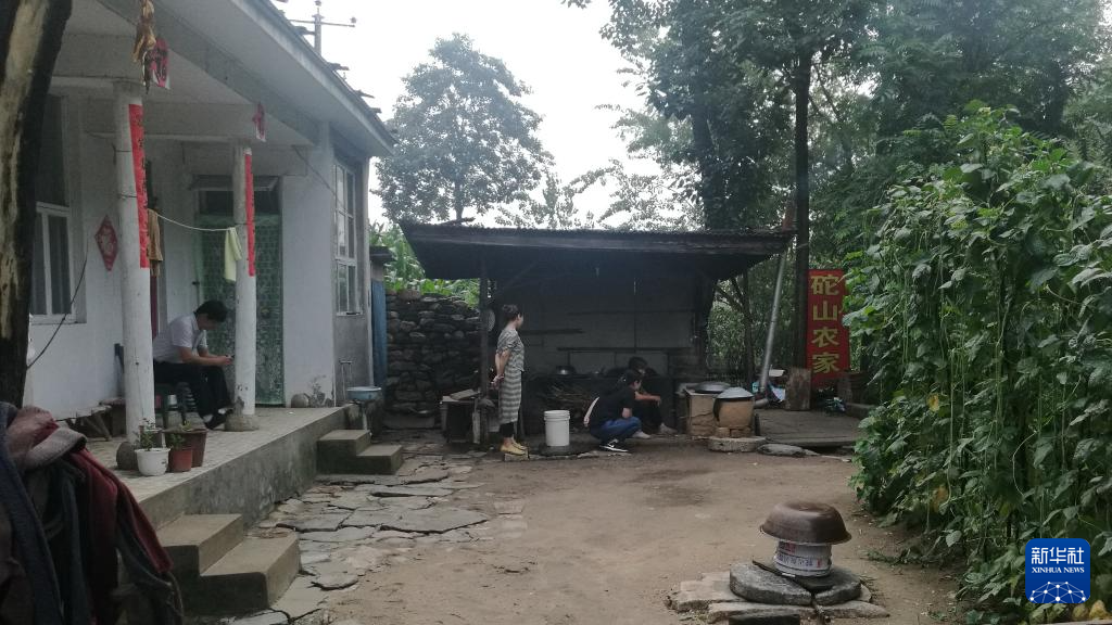 图为八年前陈春芳家的老房子，如今已经拆除。新华社记者范世辉 摄