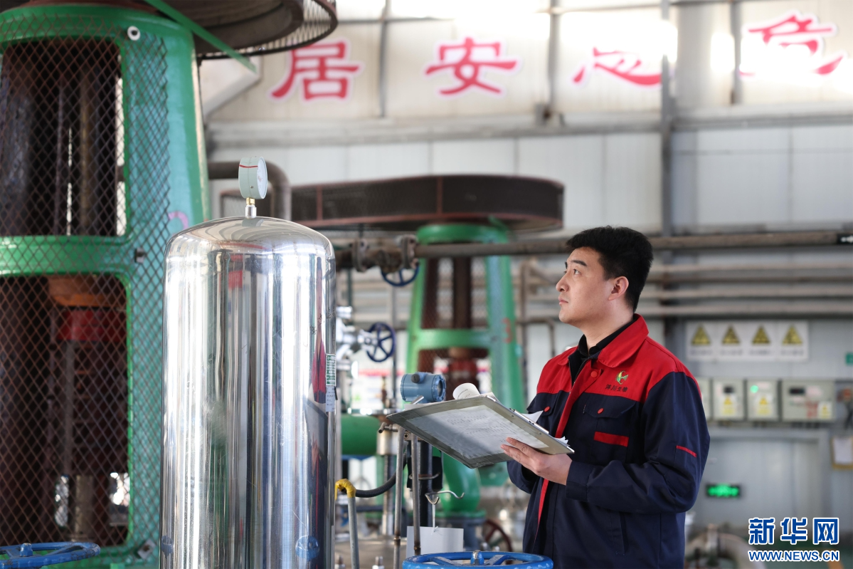 一家生物科技企业的工人在发酵车间工作。新华网发 李世强 摄