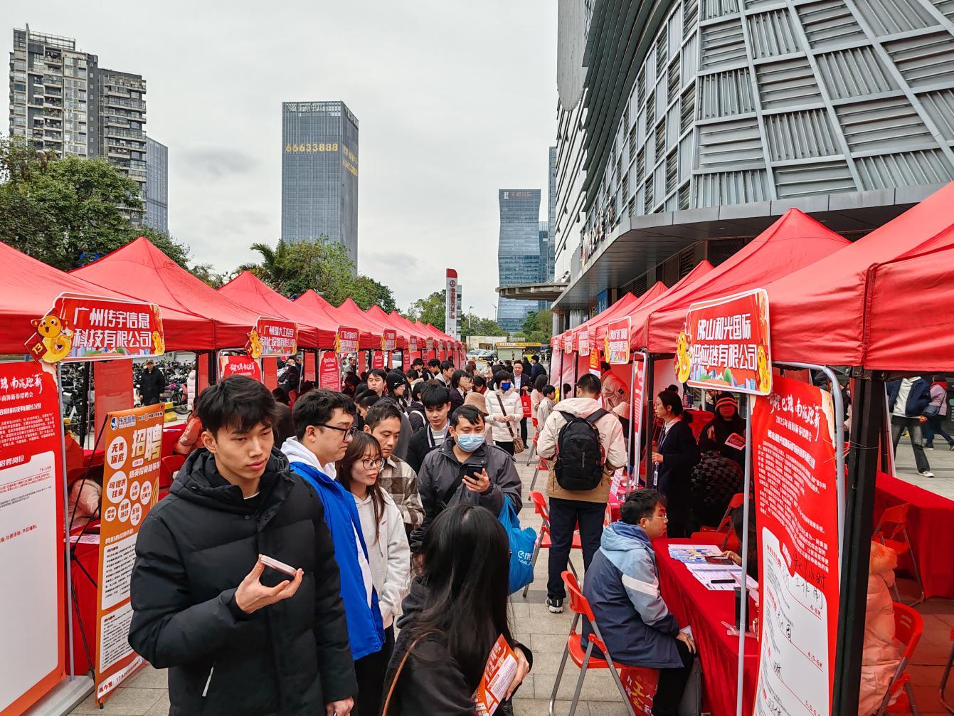 图说：现场寒冷的气温没有阻止求职者的热情，活动吸引了不少求职者参加。