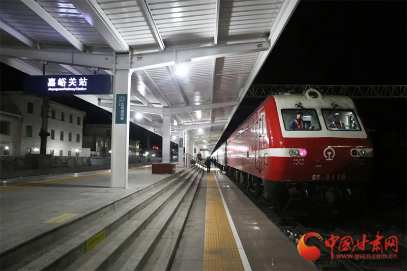 95后铁路卫士戈壁护航春运　午夜零下19度检修“天窗”