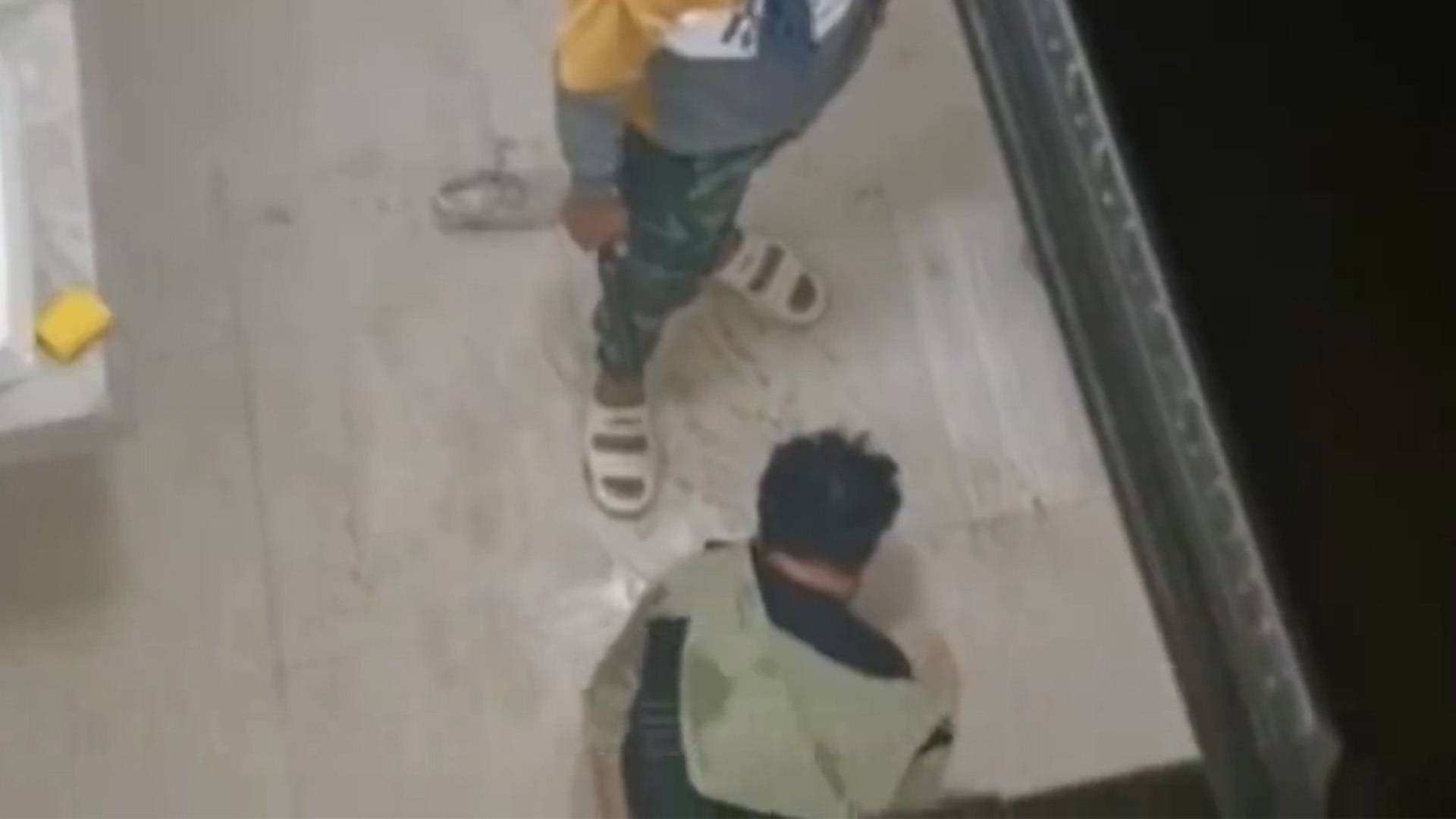 卧底特工隐藏在天花板，拍到缅甸电诈园区内部画面，受害者被殴打电击连声求饶