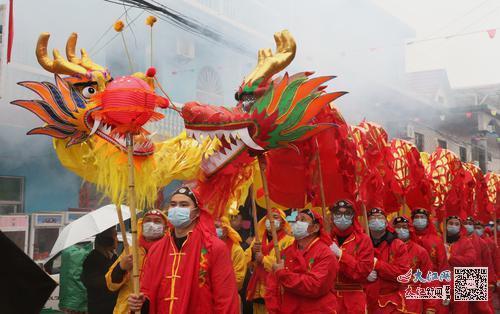 1月31日，鄱阳县珠湖乡新屋举行舞龙表演。大江网视觉江西蒋冬生摄