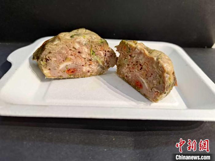 乙巳蛇年春节期间，宠物年夜饭热销。济南汪贝力鲜食店推出价值168元的宠物年夜饭套餐，图为鲜肉饭团。　(受访者供图)