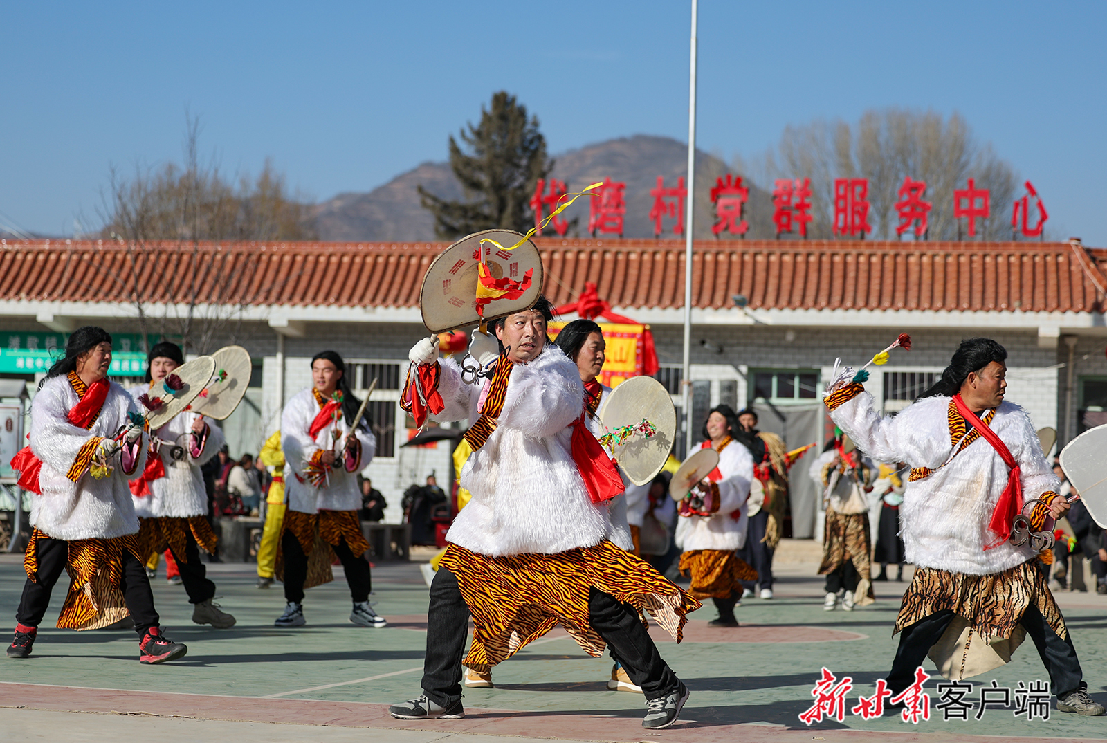 春节前，武山县滩歌镇代磨村的旋鼓舞队正紧锣密鼓地排练队形，为即将到来的春节非遗展演做好准备。新甘肃·甘肃日报记者　冯乐凯　摄