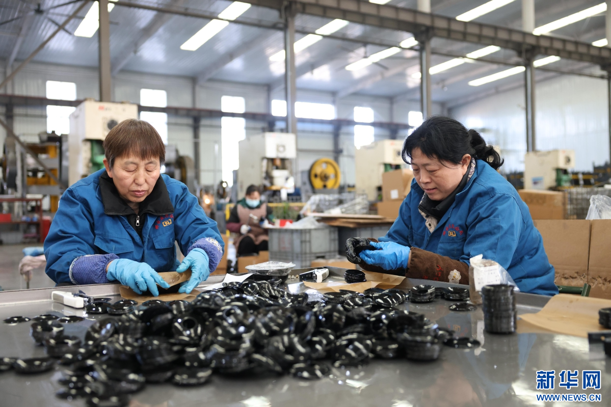 一家汽车配件生产企业的工人在检查产品质量。新华网发 李世强 摄