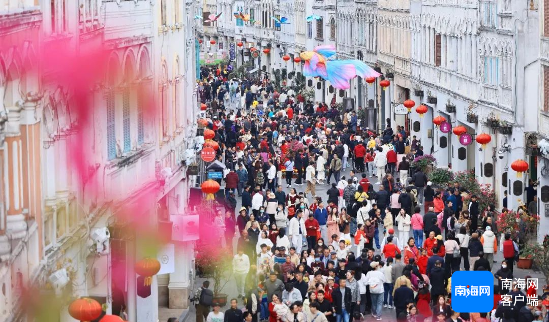 春节假期，海口骑楼老街游人如织。海口市旅文局供图