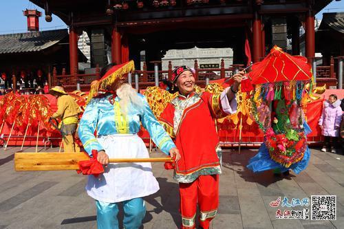1月29日，南昌市万寿宫历史文化街区内，丰富多彩的民俗表演与非遗体验活动，让市民和游客感受传统春节的独特魅力。大江网视觉江西袁骏摄