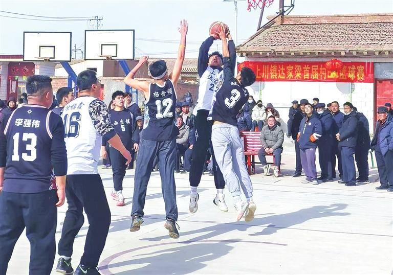 “村BA”赛场上，球员们积极拼抢。兰州新区报记者　李佳丽　摄