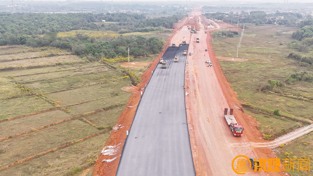 B标级配碎石底基层摊铺
