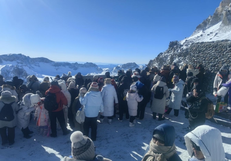 春节假期，长白山景区游客爆满。