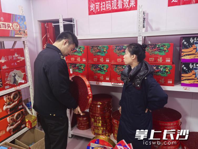 深入烟花零售门店开展安全大检查。均为长沙晚报通讯员供图