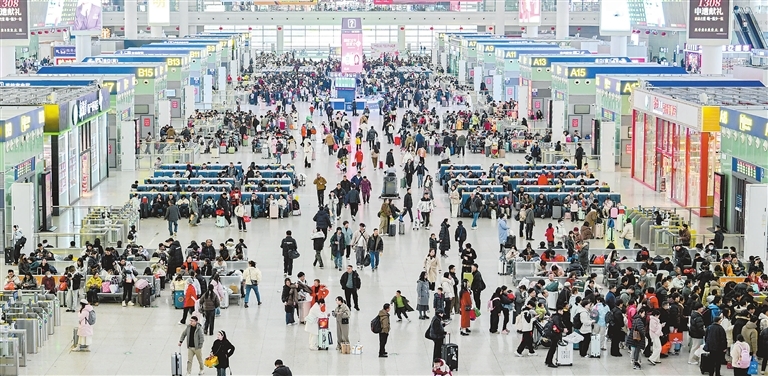 南昌西站：有序出行（图）