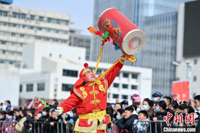 图为兰州太平鼓表演　中新社记者　九美旦增　摄