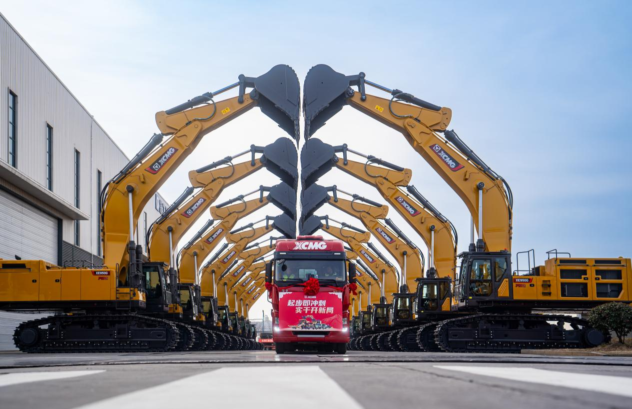 徐工高端露天矿山装备启航全球，集中交付