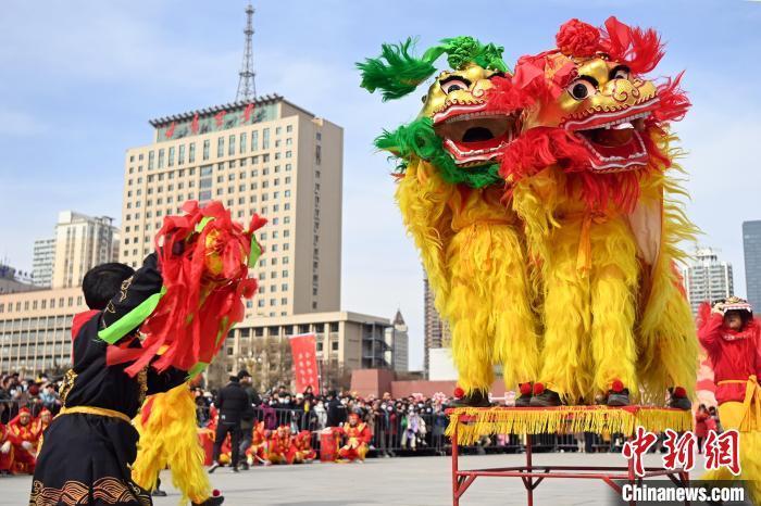 图为社火表演　中新社记者　九美旦增　摄