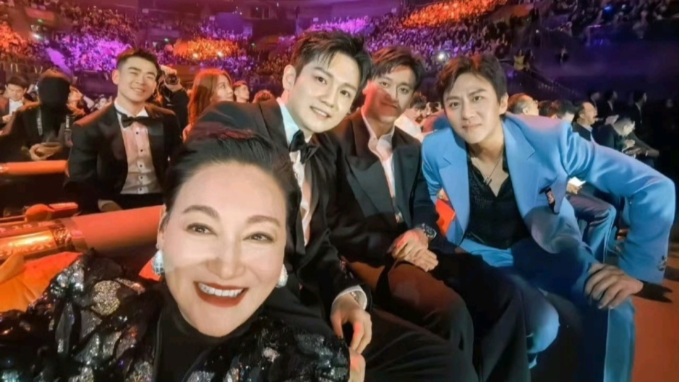 65岁惠英红追星成功！樊振东赠送签名球拍 激动发文：非常非常珍贵封面图