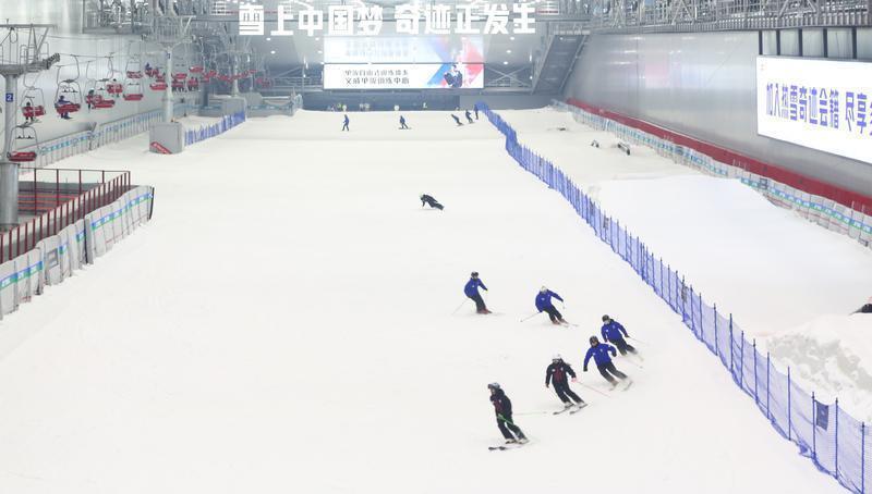 位于西安浐灞国际港的热雪奇迹室内滑雪场