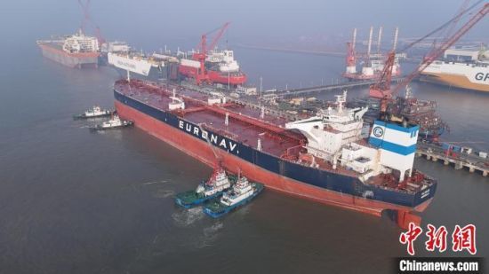1月19日，长江主航道通航史上最大的进江油轮——30万吨级超大型油轮“阿尔萨斯”轮在江苏南通靠泊。　(南通海事局 供图)