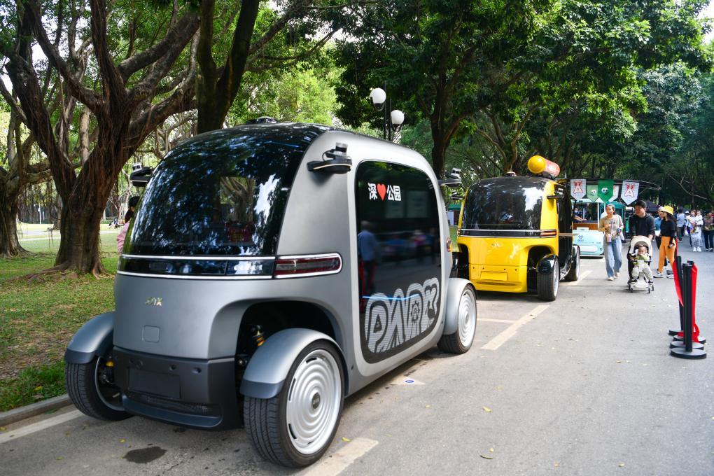 这是2024年11月11日在深圳莲花山公园拍摄的无人驾驶观光车、零售车。新华社记者 梁旭 摄