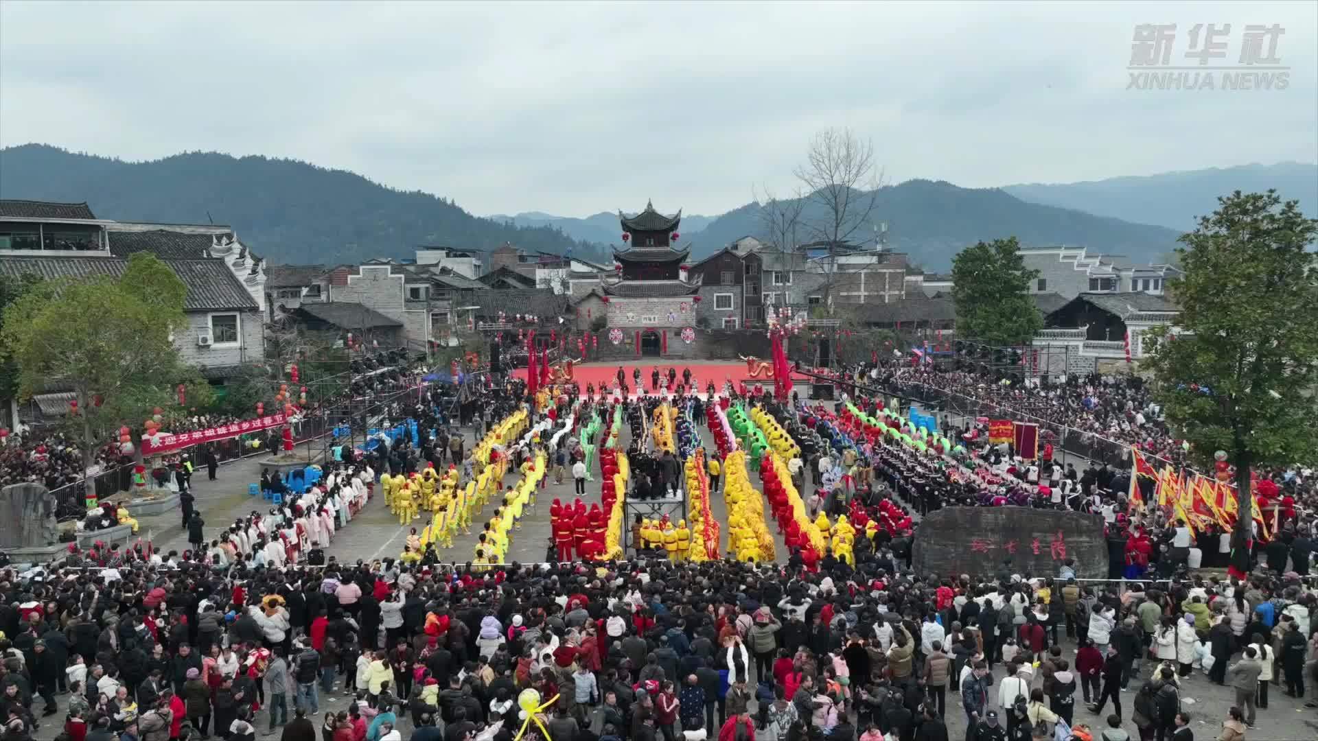 贵州锦屏：“花脸龙”狂舞“村晚”庆元宵